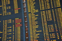 Arrival board at Paris Charles de Gaulle International Airport von Sami Sarkis Photography