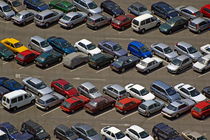 Crowded carpark full of cars von Sami Sarkis Photography