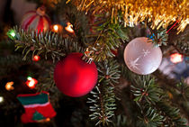 Ornaments hanging from a Christmas tree. von Sami Sarkis Photography