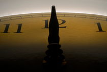 Hands on a clock showing 12 noon or midnight. von Sami Sarkis Photography