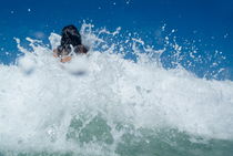 Girl swimming at a surf beach von Sami Sarkis Photography