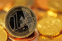 One Euro coin standing-up amongst other Euro coins von Sami Sarkis Photography