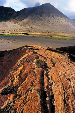 Rm-barren-geology-vanuatu-volcano-vt351