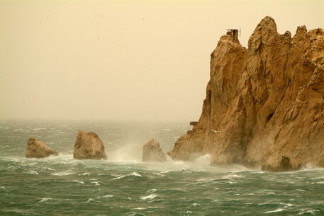 Rm-cliffs-islands-marseille-misty-rocks-sea-windy-var715