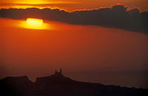 Silhouetted cityscape of Marseille at sunset von Sami Sarkis Photography