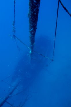Rf-decay-france-masts-mysterious-sea-shipwreck-uw620