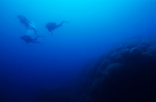 Rm-corsica-divers-exploring-reef-underwater-uw208