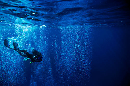 Rm-bubbles-diver-scuba-diving-underwater-uw255