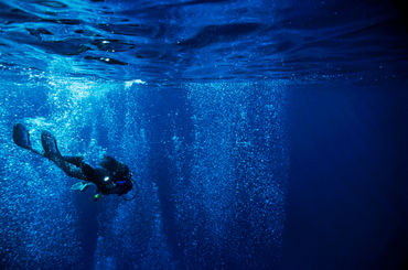 Rm-bubbles-diver-scuba-diving-underwater-uw255