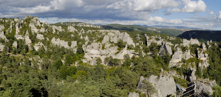 Rm-aveyron-cliffs-france-green-mountains-rocks-trees-lds-fnc8460