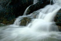 Waterfall cascading into Li Jiang River von Sami Sarkis Photography