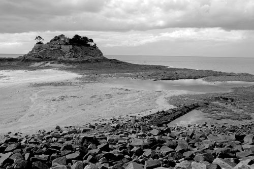 Rm-beach-brittany-building-low-tide-rocks-sea-brt0285