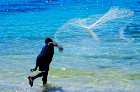 Rm-fishing-net-man-sea-throwing-vanuatu-vt081