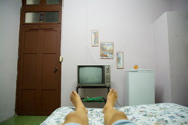 Rm-bed-guesthouse-man-relaxing-santa-clara-tv-cub1130