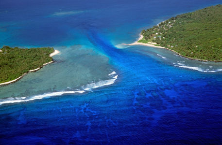 Rf-island-sea-tranquil-tropical-vanuatu-vt281