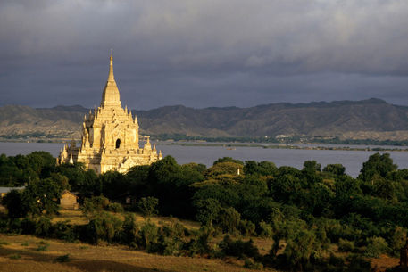 Rf-buddhism-dawn-myanmar-pagoda-river-shrines-mon003