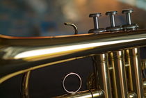 Three musical keys on a shiny trumpet. von Sami Sarkis Photography