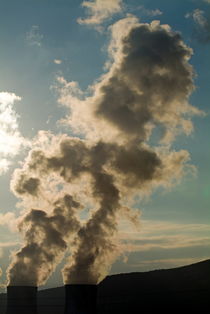 Smoke emitting from cooling towers of Tricastin Nuclear Power Plant von Sami Sarkis Photography