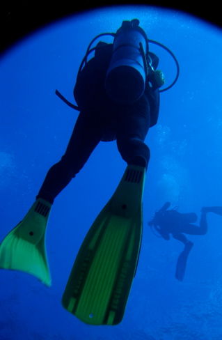 Rm-scuba-divers-underwater-vanuatu-vt044
