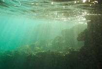 Sunrays penetrating underwater cave near surface von Sami Sarkis Photography