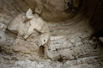 Damaged Buddha statue carved inside the ancient Yungang Grottoes von Sami Sarkis Photography