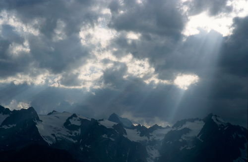 Rm-france-mountains-snowcapped-summits-sunbeams-fra42