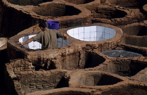 Rm-fez-holes-man-morocco-stones-tannery-working-arc018