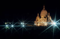 Sacre Coeur lit up at night with flood lights von Sami Sarkis Photography