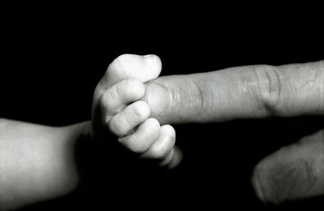 Rf-baby-bonding-finger-foot-love-man-touching-att02-03a