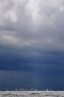 Sailsboat by stormy sky von Sami Sarkis Photography