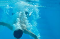 Teenage boy taking the plunge in pool von Sami Sarkis Photography