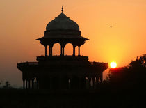Sunrise at the Taj Mahal by serenityphotography