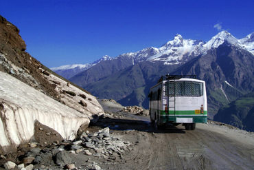 Bus-descending-rhotang-pass