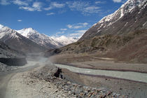 Dusty Road in Lahaul Valley von serenityphotography