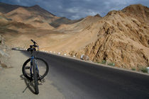Mountain Biking down from Khardung La by serenityphotography