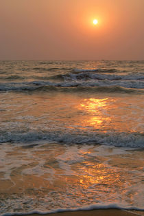 Sunset on Benaulim Beach von serenityphotography