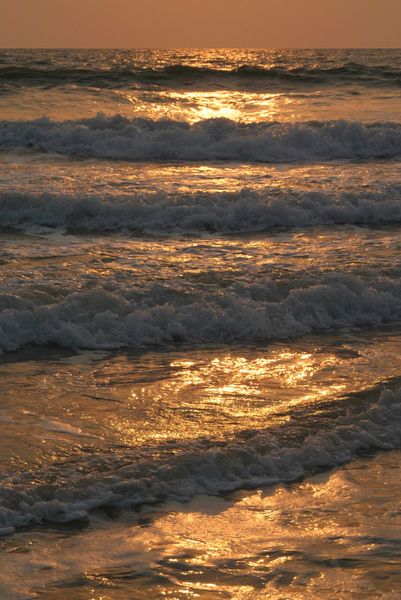 Waves-rolling-in-at-sunset-benaulim
