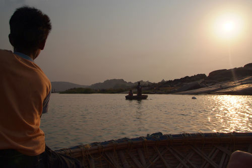 Young-boy-rowing-coracle-on-tungabhadra-river-03