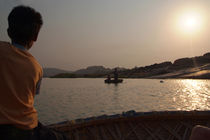 Young Boy Rowing Coracle On Tungabhadra River von serenityphotography