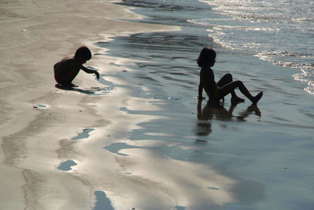 Children-by-the-sea-palolem