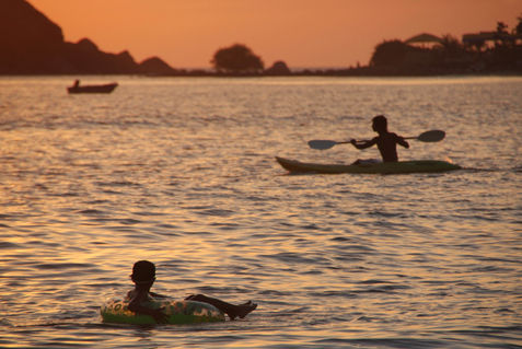 Kayak-and-inflatable-ring-at-sunset-palolem
