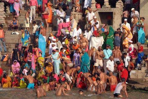 Sunday-bathing-at-dasaswamedh-ghat-04
