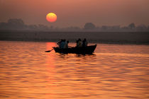 Rowing Boat on the Ganges at Sunrise von serenityphotography