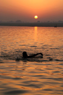 Swimming in the Ganges at Sunrise von serenityphotography