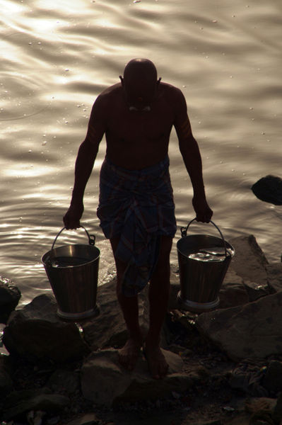 Collecting-water-from-the-ganges-02