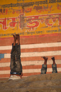 Doing Yoga on the Ghats at Varanasi von serenityphotography