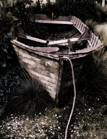 Dilapidated old boat von deanmessengerphotography