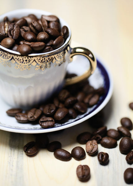 Kaffeebohnen-in-der-alten-cappuccinotasse