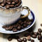 Kaffeebohnen-in-der-alten-cappuccinotasse