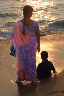 Woman in Pink and Blue Sari with Child Varkala von serenityphotography